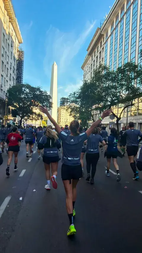 Mujer de espaldas en carrera de running Mujer de espaldas en carrera de running