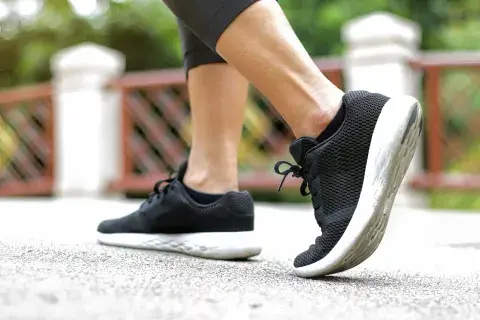Foto de pies caminando.