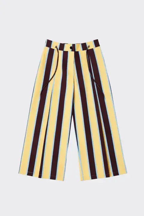 Pantalón rayado.