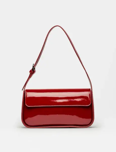 Cartera al hombro Leaf en efecto charol (Prune, $ 119.000) Cartera al hombro Leaf en efecto charol (Prune, $ 119.000)