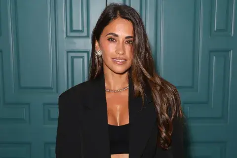 Antonela Roccuzzo con un look total black de crop top y blazer Antonela Roccuzzo con un look total black de crop top y blazer