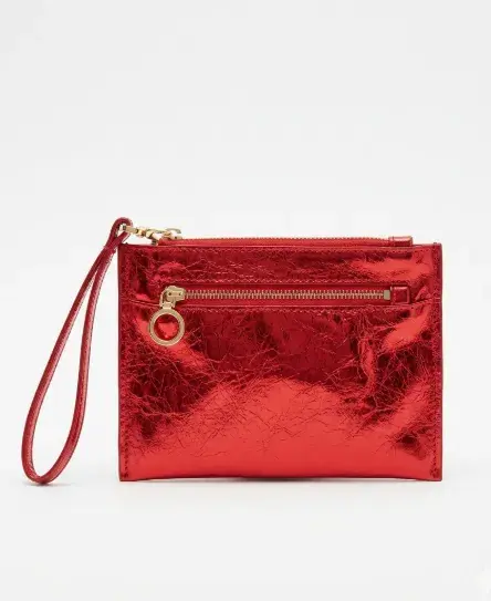 Sobre rojo con cierre (Besha, $ 58.000) Sobre rojo con cierre (Besha, $ 58.000)