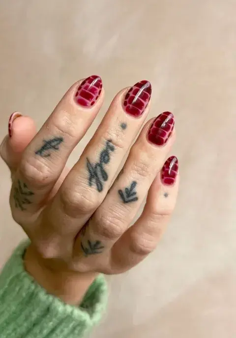 Uñas croco en color bordó
