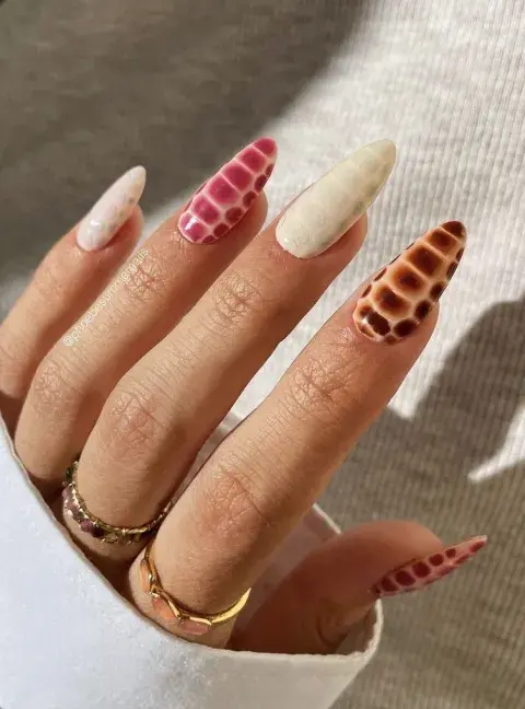 Uñas croco en colores neutros