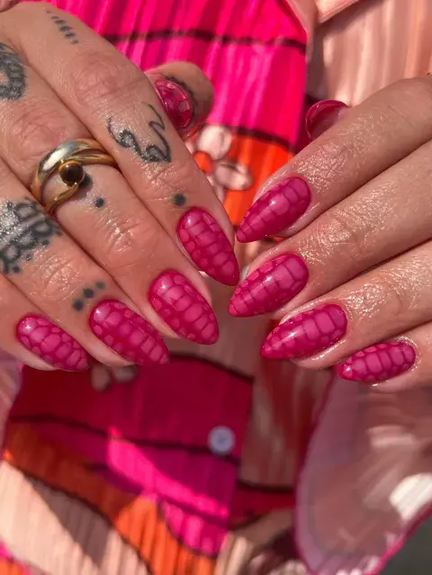 Uñas croco en color fucsia