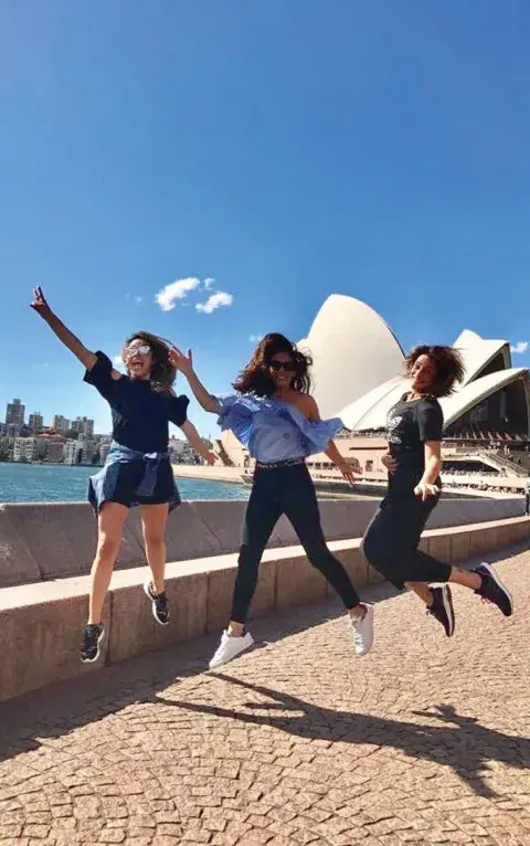 Instatrip: detrás, la famosa Ópera de Sídney en un viaje de amigas a Australia. Instatrip: detrás, la famosa Ópera de Sídney en un viaje de amigas a Australia.