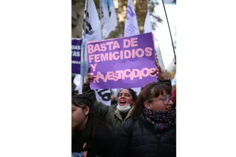 "Basta de femicidios y travesticidios". Foto: Josefina Nicolini "Basta de femicidios y travesticidios". Foto: Josefina Nicolini