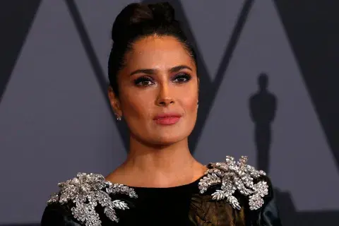Salma Hayek con un chignon bien alto y tirante. Un look prolijo y bien glamoroso Salma Hayek con un chignon bien alto y tirante. Un look prolijo y bien glamoroso