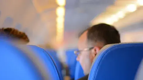 A 10.000 metros de altura, lo último que un pasajero quiere escuchar es "¿Hay algún médico a bordo?" A 10.000 metros de altura, lo último que un pasajero quiere escuchar es "¿Hay algún médico a bordo?"