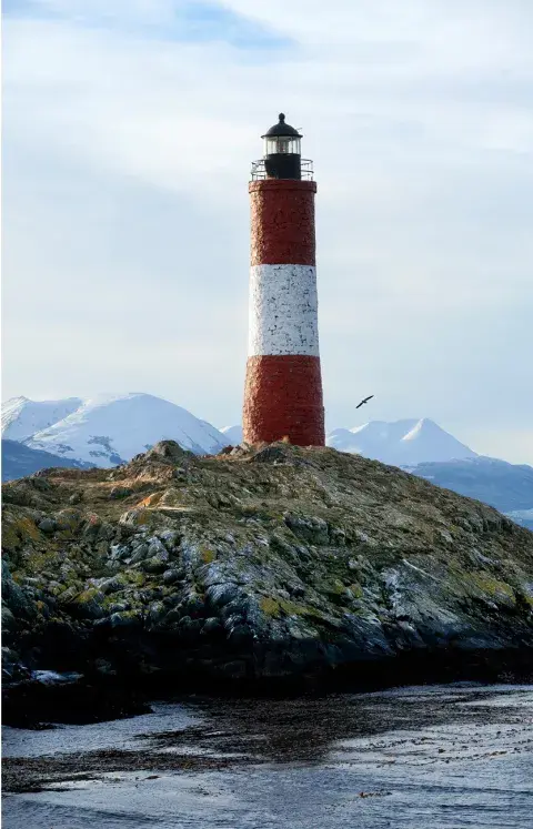 EEl faro Es una construcción de ladrillos de 11 metros de altura y 3 de diámetro EEl faro Es una construcción de ladrillos de 11 metros de altura y 3 de diámetro