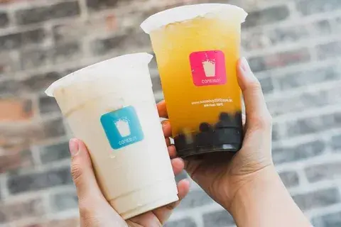 El vaso ruega “consumir antes de los 45 minutos”. El vaso ruega “consumir antes de los 45 minutos”.