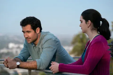 Manuel Garcia-Rulfo y Krista Warner en The Lincoln Lawyer. Foto: Cr. Lara Solanki/Netflix © 2022 Manuel Garcia-Rulfo y Krista Warner en The Lincoln Lawyer. Foto: Cr. Lara Solanki/Netflix © 2022