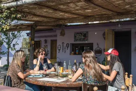 Las mesas de Bonito te dan la sensación de comer en el campo. Las mesas de Bonito te dan la sensación de comer en el campo.