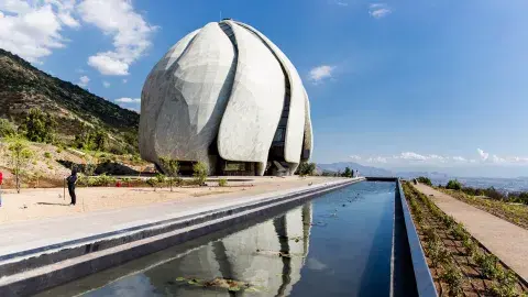 El templo, construido como una flor, tiene nueve pétalos traslúcidos El templo, construido como una flor, tiene nueve pétalos traslúcidos
