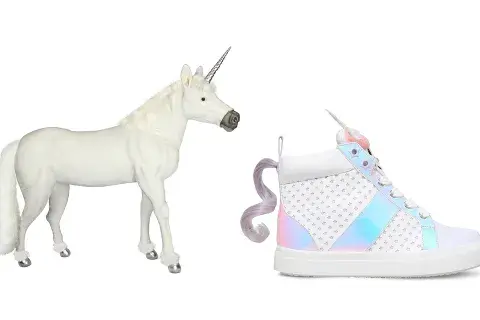 Un peluche tamaño real y unas zapas con cuernito y colita Un peluche tamaño real y unas zapas con cuernito y colita
