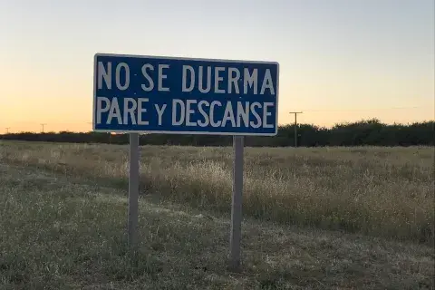 Un buen consejo en la banquina Un buen consejo en la banquina