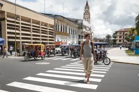 Una de las calles que rodean la Plaza de Armas de Iquitos Una de las calles que rodean la Plaza de Armas de Iquitos
