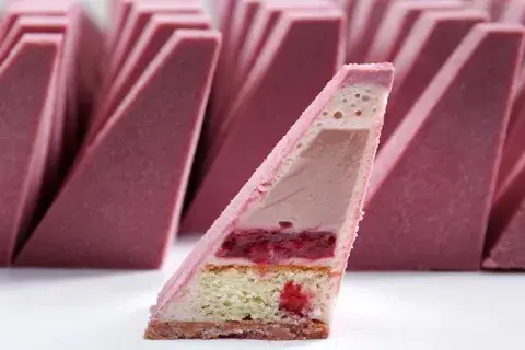 El relleno de la torta: chocolate Ruby, merengue, ganache, confit de frutos rojos y bizcochuelo con frambuesas El relleno de la torta: chocolate Ruby, merengue, ganache, confit de frutos rojos y bizcochuelo con frambuesas
