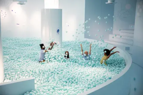 Con el color como centro de la propuesta, The Color Factory te invita a interactuar con juegos y visualizaciones innundadas de diferentes tonalidades. Con el color como centro de la propuesta, The Color Factory te invita a interactuar con juegos y visualizaciones innundadas de diferentes tonalidades.