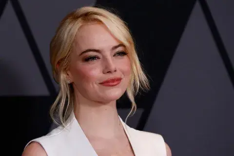 Emma Stone con un recogido despeinado que le quedaba espectacular. Esta tendencia de pelo sigue en pie. Emma Stone con un recogido despeinado que le quedaba espectacular. Esta tendencia de pelo sigue en pie.