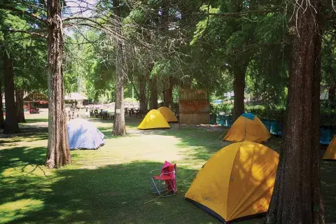 Galeón de Oro tiene mesas con sombrillas, canchas de fútbol, fútbol-tenis, vóley y juegos para chicos. Galeón de Oro tiene mesas con sombrillas, canchas de fútbol, fútbol-tenis, vóley y juegos para chicos.