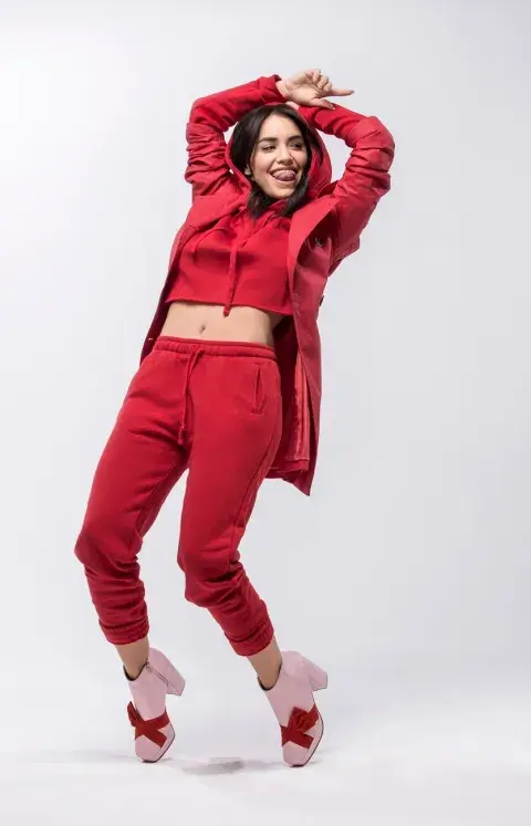 Buzo y jogging (Ay Not Dead, $2585 y $2055), trench (Perramus, $4990), botas (Lomm, $5100). Buzo y jogging (Ay Not Dead, $2585 y $2055), trench (Perramus, $4990), botas (Lomm, $5100).