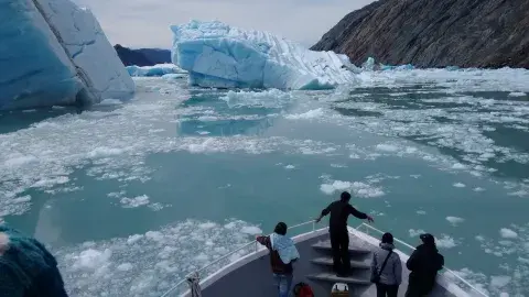 "Una mole de hielo del tamaño de un edificio se deslizaba a la velocidad de un tren de carga" "Una mole de hielo del tamaño de un edificio se deslizaba a la velocidad de un tren de carga"