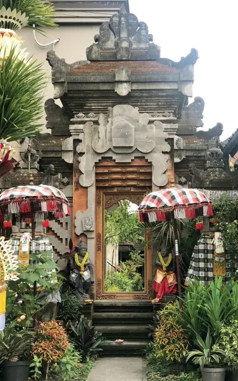 Durante los días festivos hay decorados con guirnaldas de flores y muchísimas ofrendas, y visten a las figuras. Durante los días festivos hay decorados con guirnaldas de flores y muchísimas ofrendas, y visten a las figuras.