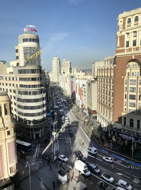 El edificio Carrión, otro emblema donde la Gran Vía gira hacia la Plaza España El edificio Carrión, otro emblema donde la Gran Vía gira hacia la Plaza España