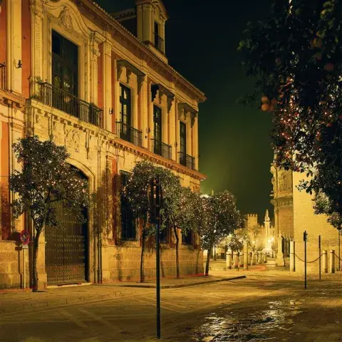 Detrás del río Guadalquivir, la Torre del Oro Detrás del río Guadalquivir, la Torre del Oro