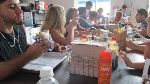 Las salsas picantes conviven con los repelentes de mosquitos en una popular taquería de Wynwood, Miami Las salsas picantes conviven con los repelentes de mosquitos en una popular taquería de Wynwood, Miami