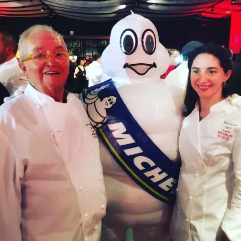 Juan Mari y Elena Arzak en la gala de Michelin 2017, confirmando sus estrellas a lo largo de los años. Juan Mari y Elena Arzak en la gala de Michelin 2017, confirmando sus estrellas a lo largo de los años.