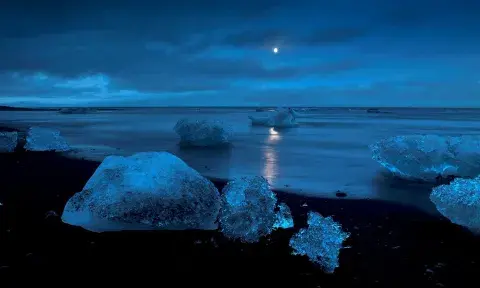 En Islandia, el Lago del Glaciar ) está conectado con el mar y recibe témpanos del inmenso Vatnajökull, uno de los grandes campos de hielo del mundo