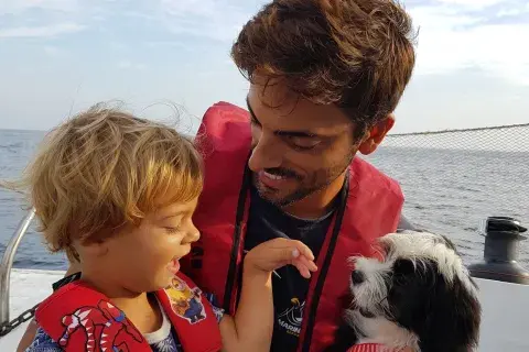 Coni, Juan y su hijo Ulises, de tres años, viven y viajan en velero por la costa de Brasi hace 9 meses. Desde Búzios, cuentan por qué les fascina vivir en el mar. Coni, Juan y su hijo Ulises, de tres años, viven y viajan en velero por la costa de Brasi hace 9 meses. Desde Búzios, cuentan por qué les fascina vivir en el mar.
