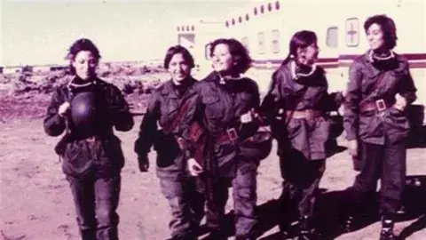 Un grupo de mujeres se inscribió como voluntaria con un gesto de “patriotismo”, para sumarse a la guerra. Un grupo de mujeres se inscribió como voluntaria con un gesto de “patriotismo”, para sumarse a la guerra.