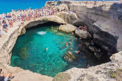 Grotta de la Poesia, cercana a Polignano a Mare. Grotta de la Poesia, cercana a Polignano a Mare.