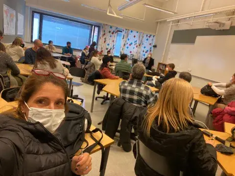 Paula participó de una clase en una escuela secundaria de Finlandia; allí se discutieron sistemas educativos de ese país en contraste con la experiencia española