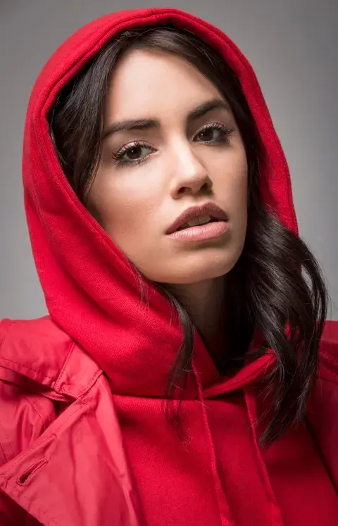 Buzo y jogging (Ay Not Dead, $2585 y $2055), trench (Perramus, $4990). Buzo y jogging (Ay Not Dead, $2585 y $2055), trench (Perramus, $4990).