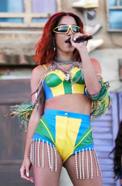 En accesorios como vinchas, sombreros, collares, aros y pulseras, en prendas como shorts, tops y chaquetas y hasta en el pelo aplicados directo. Fueron los tres ítems hits de este festival. En accesorios como vinchas, sombreros, collares, aros y pulseras, en prendas como shorts, tops y chaquetas y hasta en el pelo aplicados directo. Fueron los tres ítems hits de este festival.