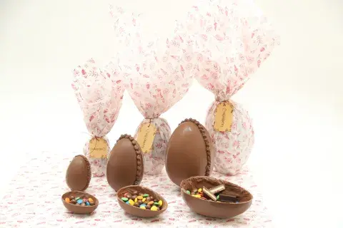 Huevos de Pascua de La Pinocha, en tres tamaños diferentes: cuestan $700 el huevo de 100 gramos, $1750 el de 250 gramos, $3500 el de 500 gramos.