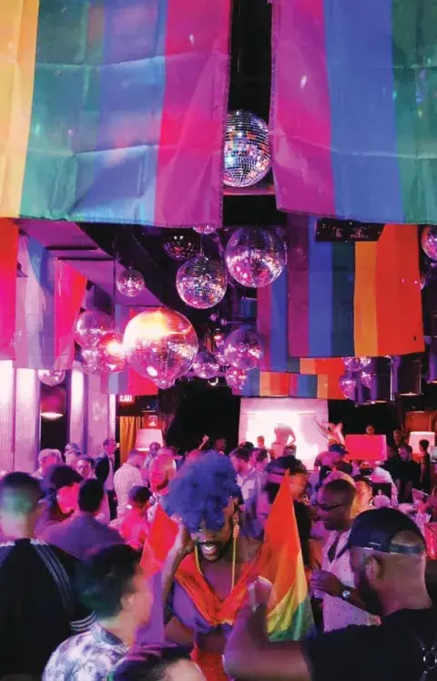 Los colores de la bandera del movimiento LGBT se multiplican en Industry Bar. Los colores de la bandera del movimiento LGBT se multiplican en Industry Bar.