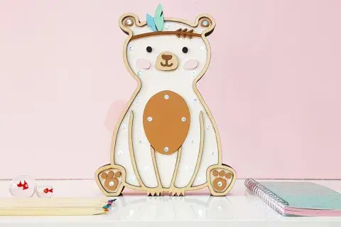 Se hizo la luz. Lámpara de madera "Oso nórdico", funciona a pila y tiene tapa trasera, $1850, Gorsh.
