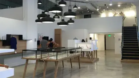 Los museos de Zagreb y Los Ángeles (en la imagen) comparten la colección permanente, que se ha vuelto global, y sólo se distinguen en la ubicación y el espacio que tienen