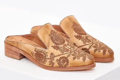 Flats sin talón bordadas (Clara Barcelo, $4140) Flats sin talón bordadas (Clara Barcelo, $4140)