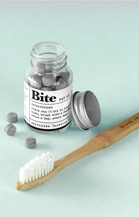 Una productora americana creó Bite, las primera pasta de dientes en pastillas. Una productora americana creó Bite, las primera pasta de dientes en pastillas.