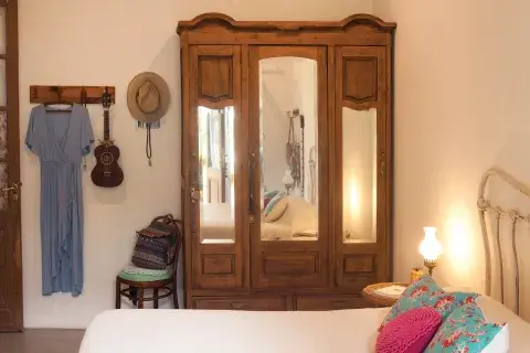 Perchero de madera y ukelele; mesita de mimbre y ropero que compró en Mercedes, en una casa de antigüedades Perchero de madera y ukelele; mesita de mimbre y ropero que compró en Mercedes, en una casa de antigüedades