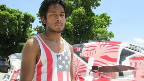 "No voy a dejar de trabajar", dice Jeffrey Romero, quien es reparador de autos en un taller mecánico en Wynwood "No voy a dejar de trabajar", dice Jeffrey Romero, quien es reparador de autos en un taller mecánico en Wynwood
