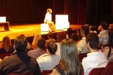 Aprendé a hacer un masaje erótico con Paola Kullock Aprendé a hacer un masaje erótico con Paola Kullock