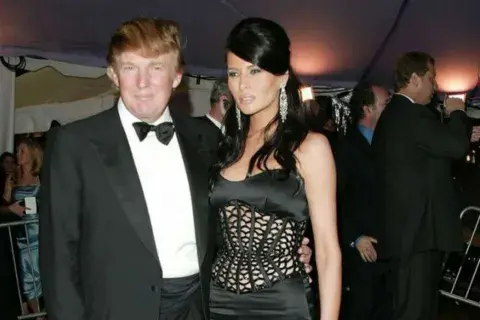 Donald Trump y Melania, en la gala del MET de 2004. 
