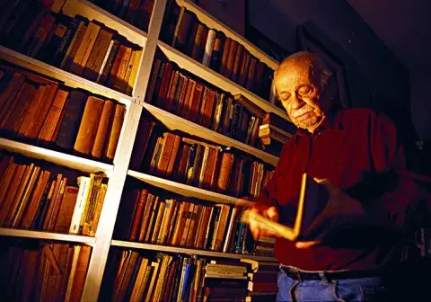 Los libros, siempre marcados, dan testimonio de sus variados intereses Los libros, siempre marcados, dan testimonio de sus variados intereses